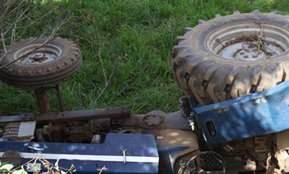 Muere un hombre al volcar el tractor que conducía en Poio Pontevedra