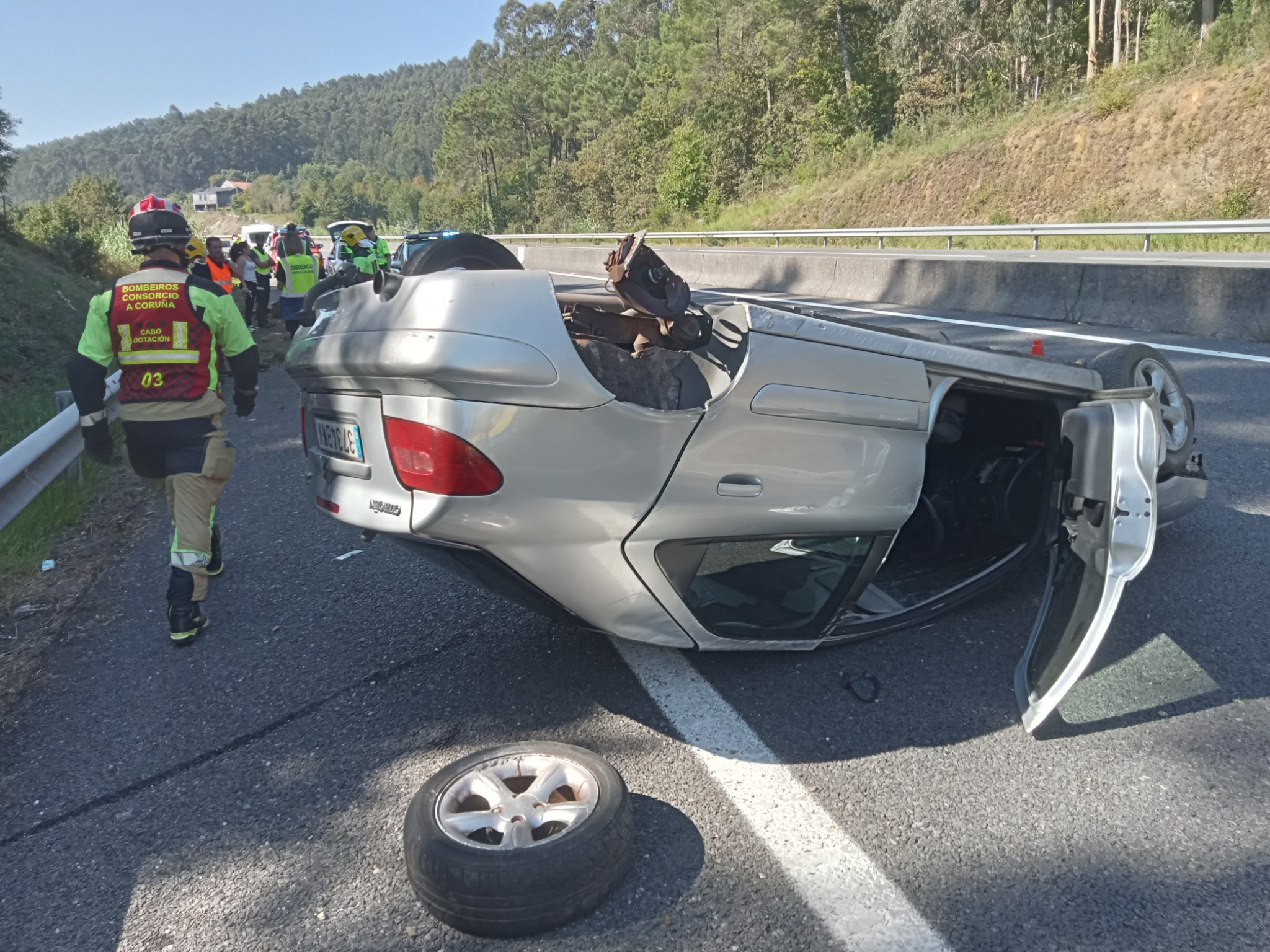 Heridos dos barbanzanos en un aparatoso accidente de tráfico con vuelco