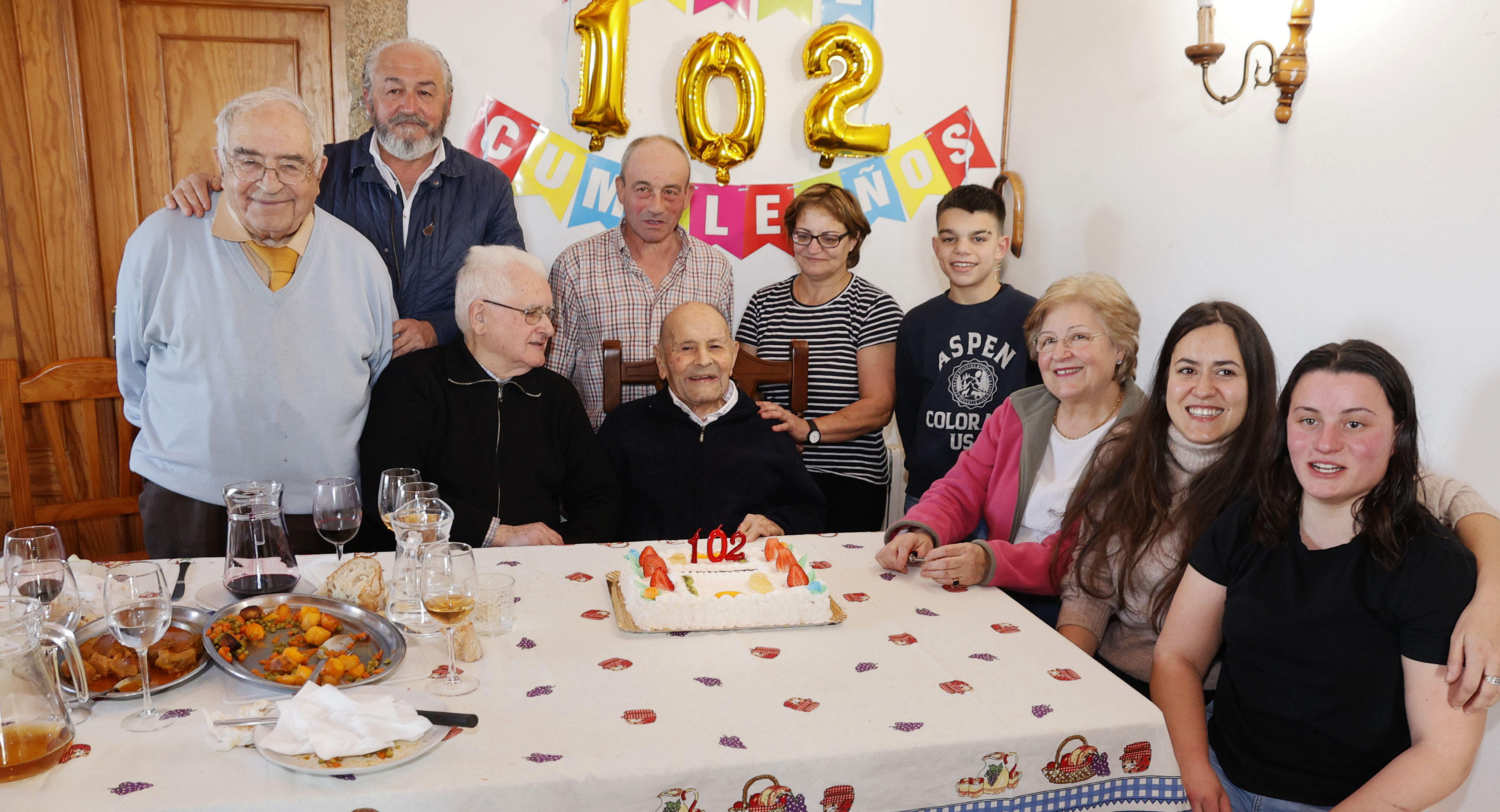 Ribadumia celebra los 102 años de Dositeo Valiñas el párroco más longevo