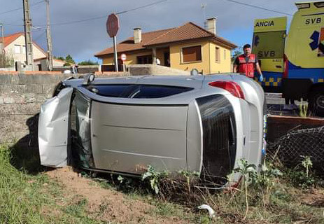 Herida una mujer al salirse de la vía su coche que volcó tras impactar