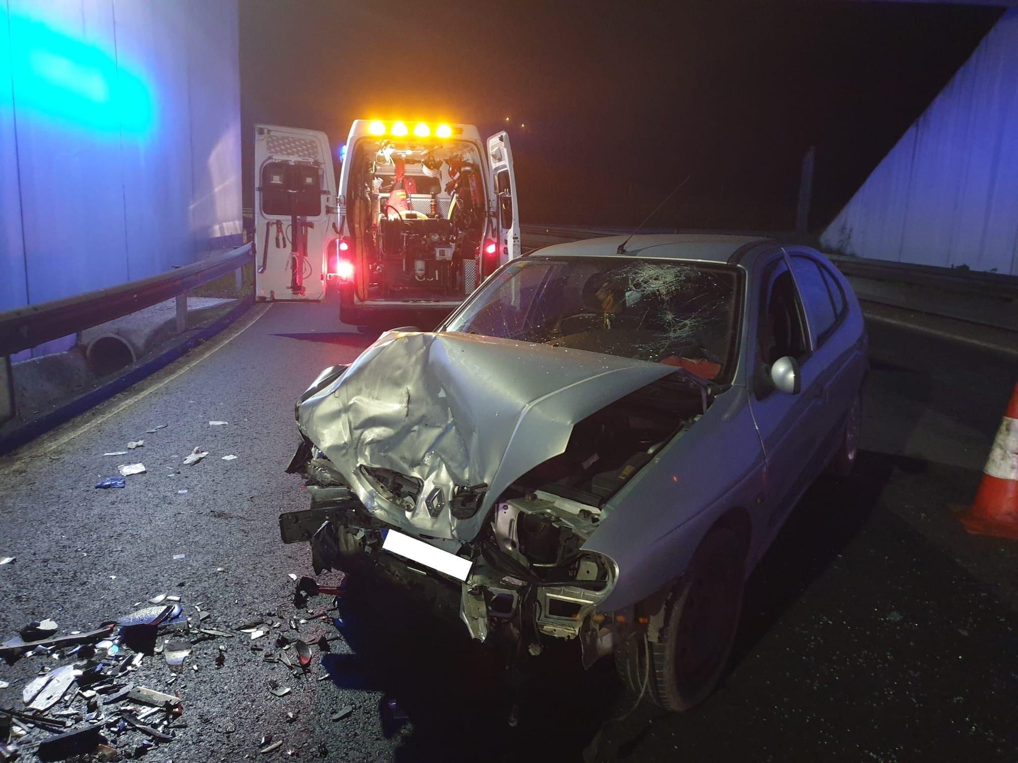 Un Accidente Entre Dos Coches Uno De Ellos En Sentido Contrario Se