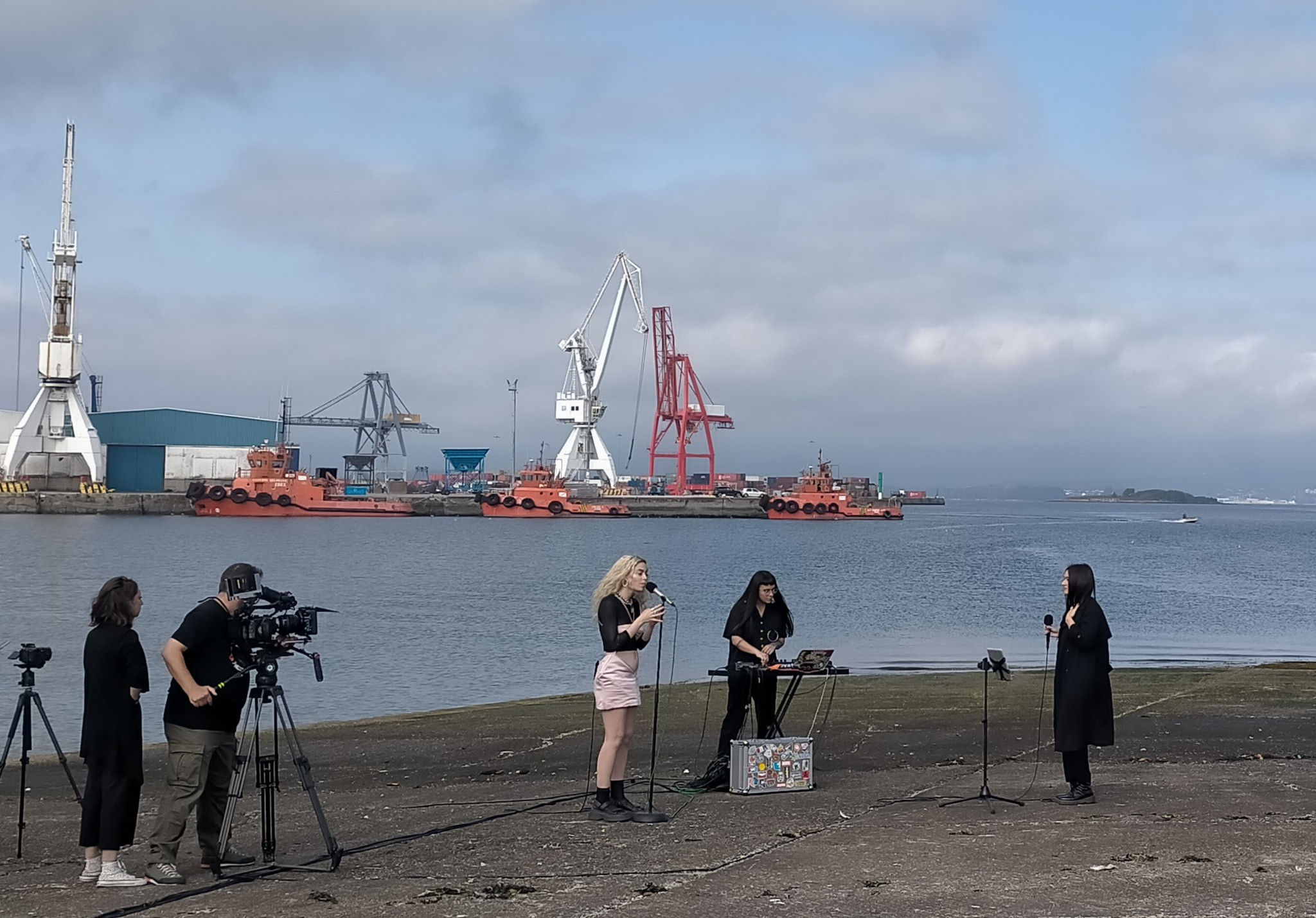 Graban Un Cap Tulo De Un Pa S Para Escucharlo En El Puerto De Vilagarc A