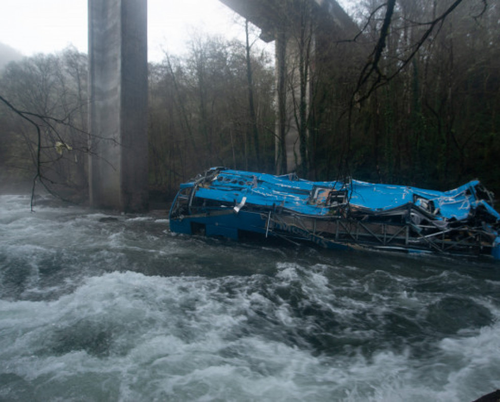 EuropaPress 4889445 vista autobus accidentado cauce rio lerez 27 diciembre 2022 cerdedocotobade 1053