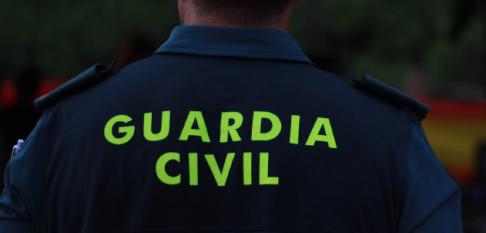 La Guardia Civil activa un dispositivo en Esteiro por la aparición de objetos sospechosos en la playa