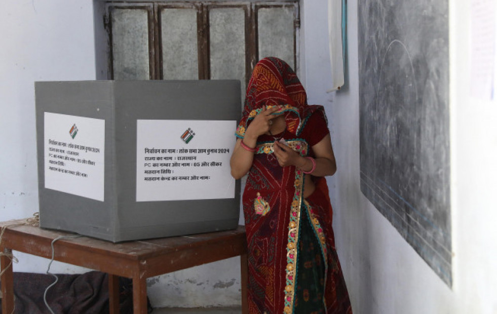 Cabinas rosa para mujeres y rebajas para aumentar el voto en las elecciones de la India