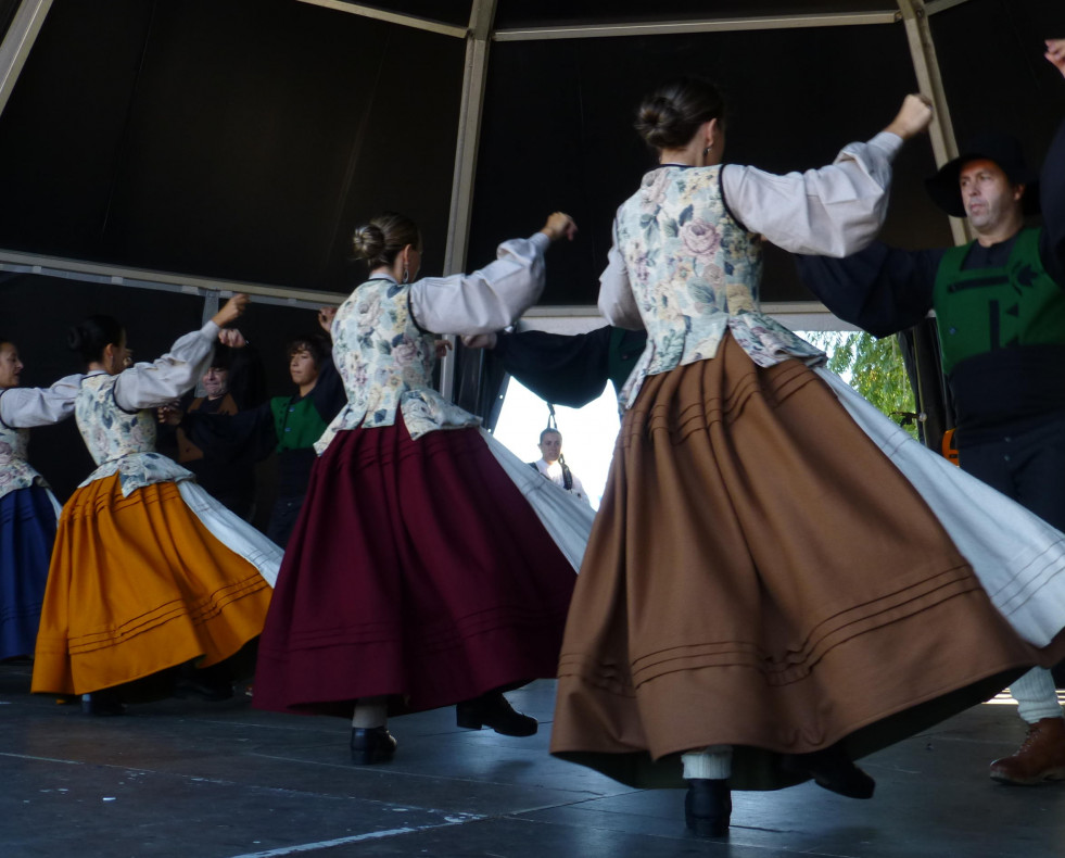 El grupo de baile tradicional en una Festa do Marisco  cedida