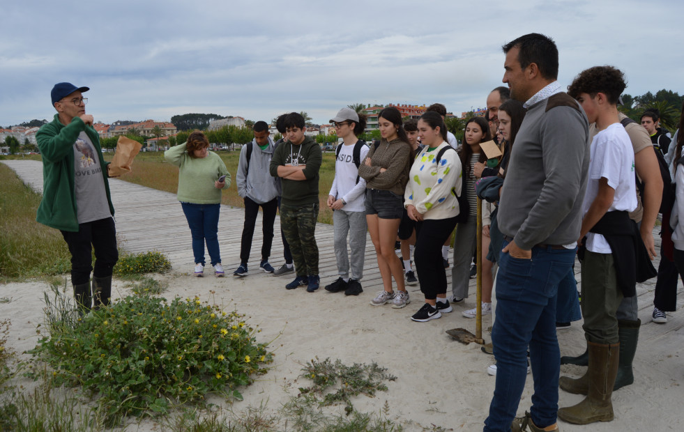 Alumnos del IES de Sanxenxo participan en la retirada de especies invasoras en Baltar