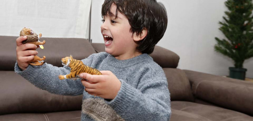 Ni el coronavirus ni el frío congelaron las sonrisas bajo el árbol