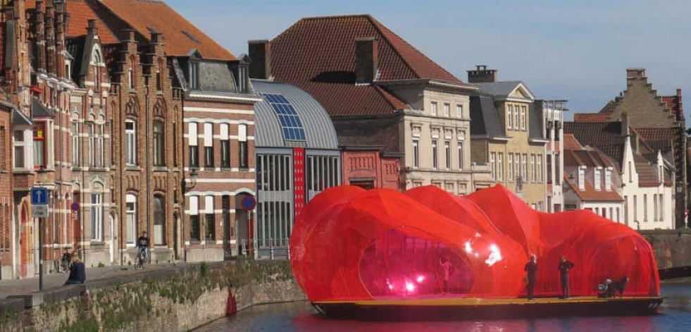 Una piscina inunda Bélgica con los colores españoles