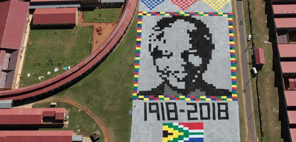 Un retrato de Mandela visible desde el espacio exterior