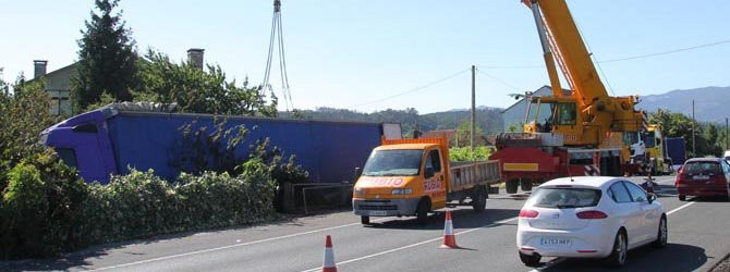 PORTAS-Un tráiler se estrella en una finca del alcalde de Barro tras salirse  de la N-550 en Briallos