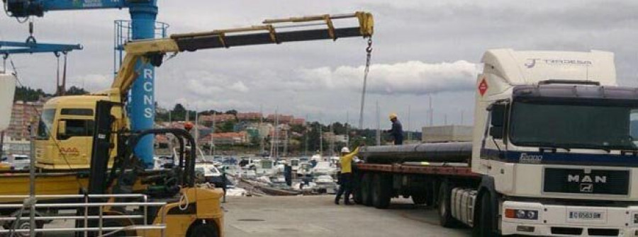 SANXENXO-El Náutico retoma las obras  del pantalán con la dificultosa retirada de ocho pilotes