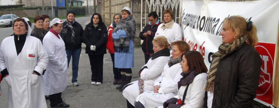 Seguridad privada impide la entrada de las trabajadoras de Cuca en la fábrica