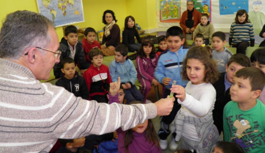 La creatividad de los alumnos del colegio de Abanqueiro sorprenden a Ángel Carracedo