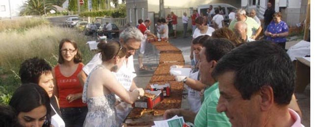 Cordeiro amasa unha empanada  de millo de corenta metros de longo