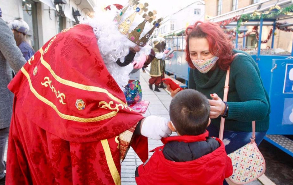 Los Reyes de Oriente cumplen con su cometido e inundan de magia O Salnés