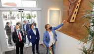 El conselleiro de Turismo apadrina la inauguración de Harpazul Apartments, promovido por Roi Casal