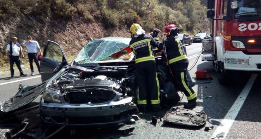 Hospitalizadas dos personas tras un accidente en la vía rápida de O Salnés