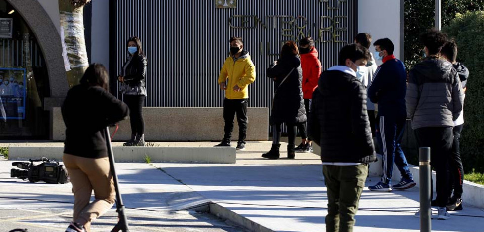 Sergas y Concello buscan ubicación  para los cribados en  A Illa y los casos suben en  todo O Salnés