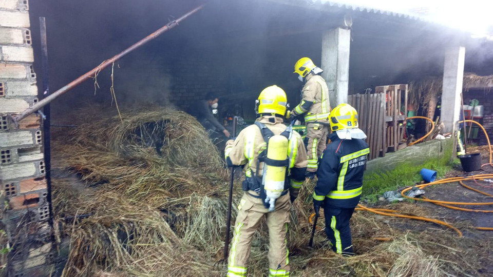 El incendio de dos galpones en O Grove y Meaño afectan a montones de paja, leña y herramientas