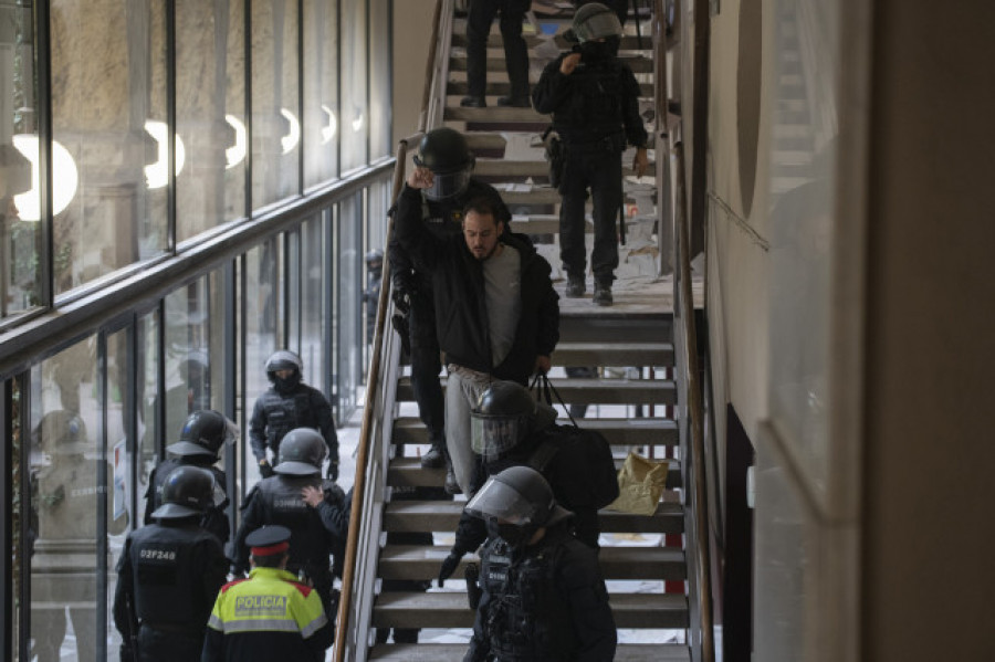 Los Mossos detienen a Hasel entre gritos contra "el estado fascista"