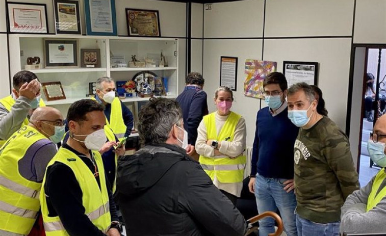 Trabajadores de Ence se encierran en el Ayuntamiento de Pontevedra