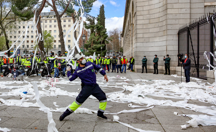 Empleados de Ence protestan en Madrid ante Transición Ecológica y fuerzan una reunión con la ministra