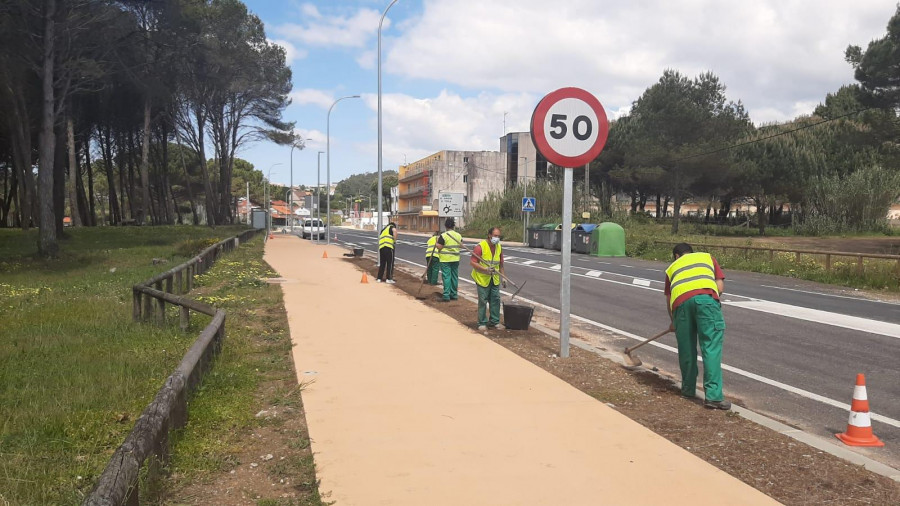 La Xunta acondiciona las zonas verdes de la senda en la PO-308 entre Portonovo y A Lanzada