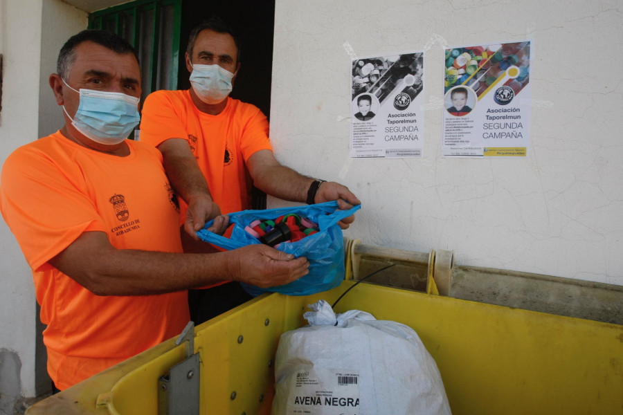 Protección Civil de Ribadumia recoge tapones en ayuda de un niño con una dolencia rara