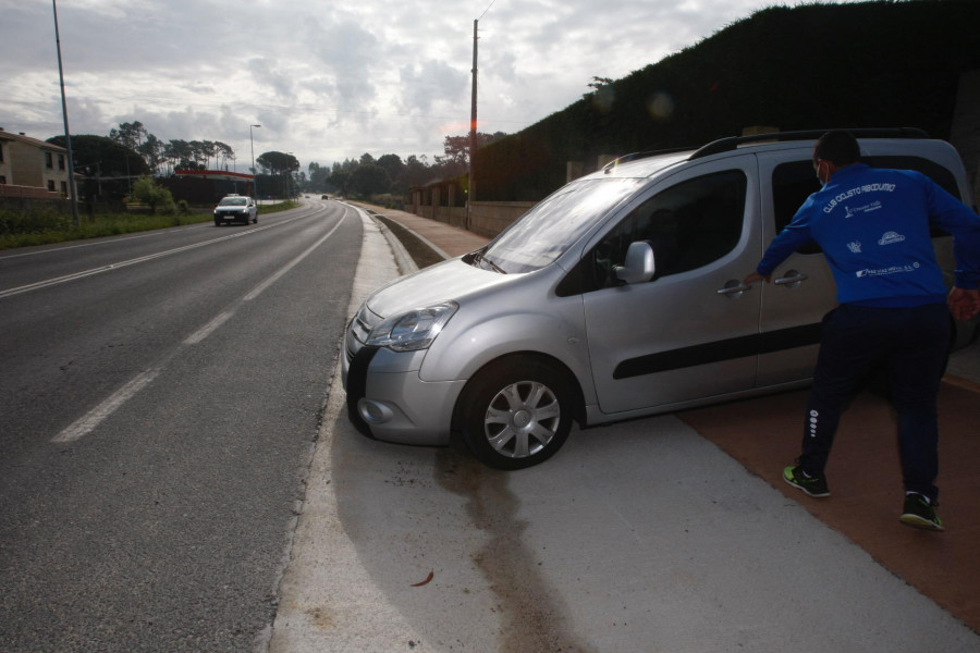 Vecinos de Deiro se quejan de los problemas para salir con sus vehículos por la nueva senda