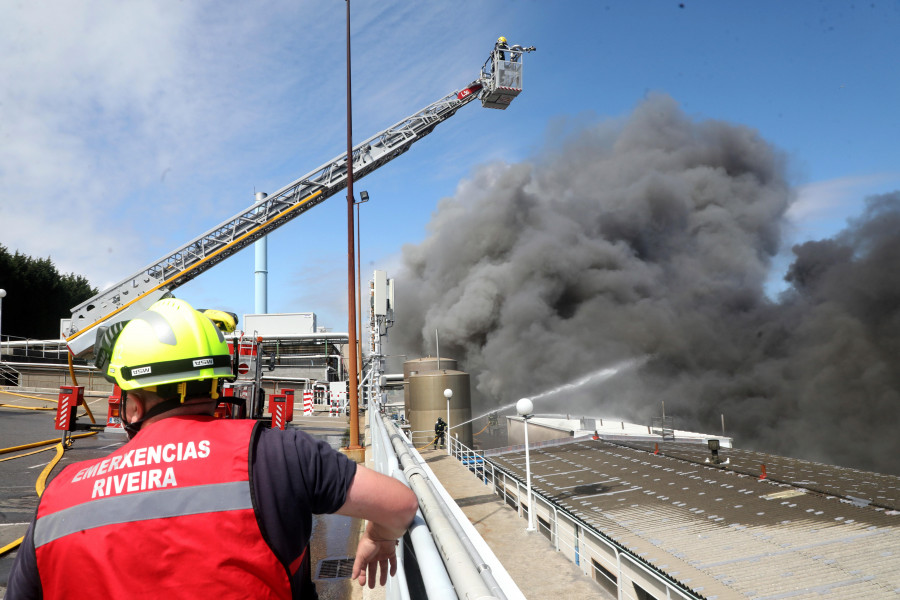 Activado el Plan de Emerxencias para el incendio de Jealsa en Boiro