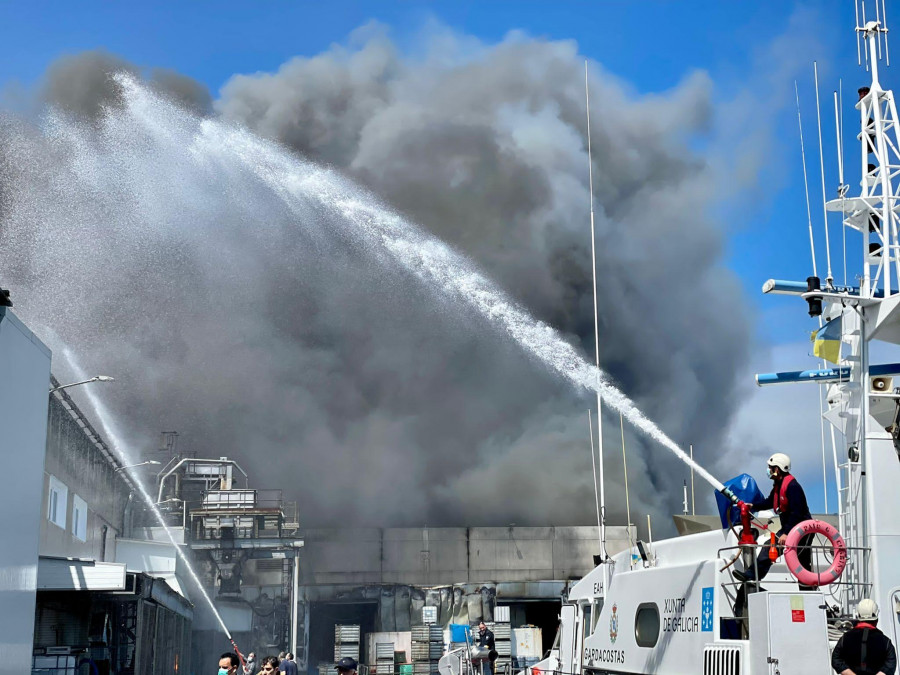 Un voraz incendio afecta a la cámara frigorífica de la fábrica de Jealsa Rianxeira en Boiro