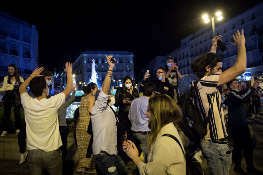 Miles de personas, de fiesta en las calles para celebrar el fin del estado de alarma