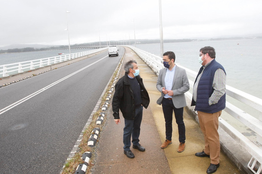 La Xunta inicia labores de limpieza y conservación de las sendas laterales del puente de A Illa