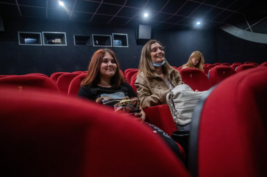 Los cines de Estados Unidos no exigirán mascarilla a los espectadores vacunados de covid