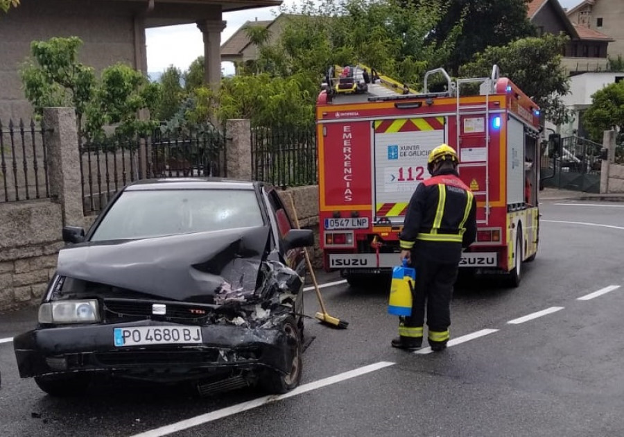 Emerxencias de Sanxenxo sofoca un conato de incendio en un camión en A Vichona