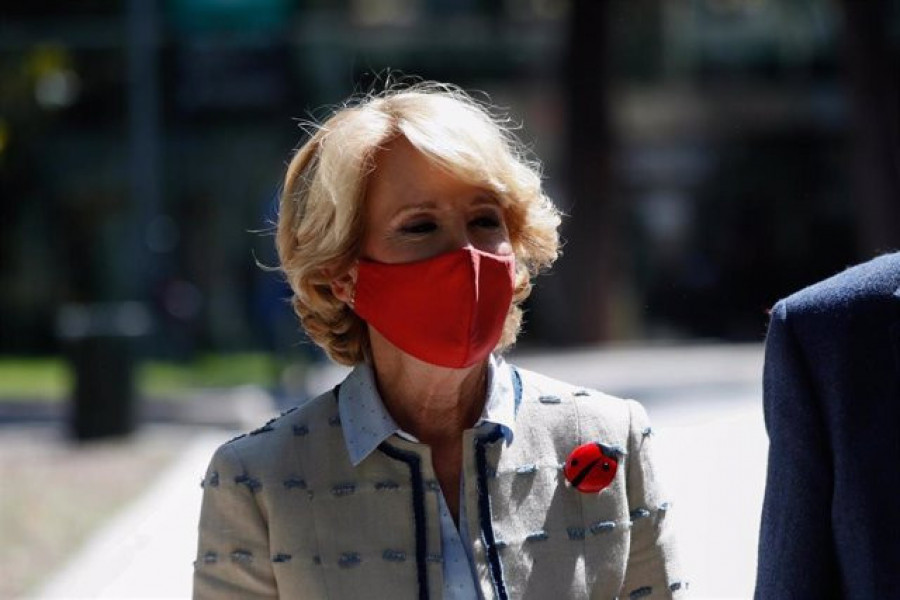 Esperanza Aguirre mensajea a Cospedal diciéndole, en tono de humor: "la vida existe entre las investigadas también"