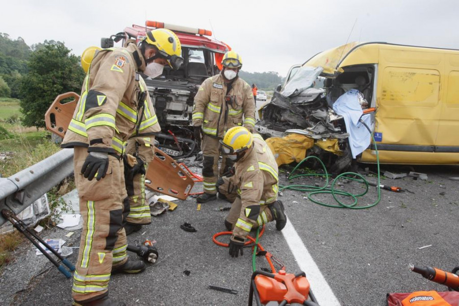 Fallece la conductora de una furgoneta en un brutal accidente en la vía rápida de O Salnés