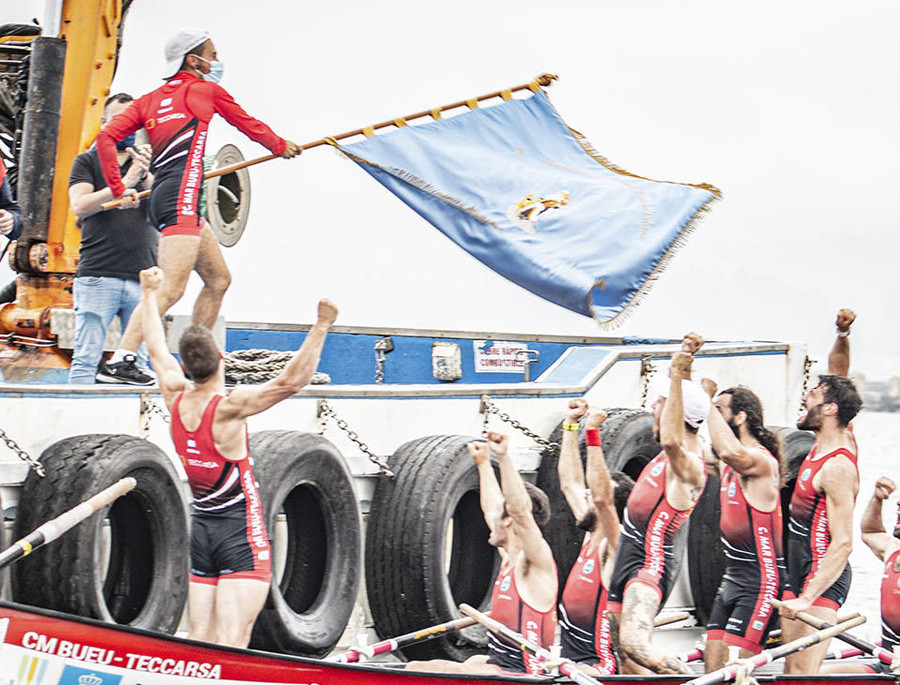 Bueu gana la Bandeira Virxe do Carme en medio de la niebla