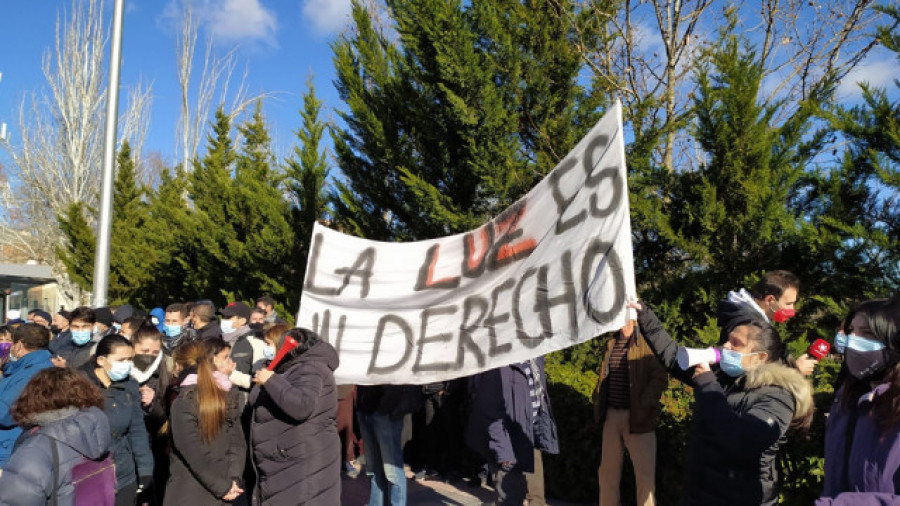 Facua exige al Gobierno medidas para frenar la especulación, tras otro récord en el precio de la luz