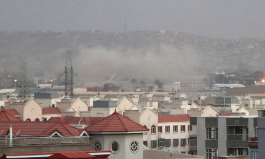 Un centenar de muertos tras dos explosiones fuera del aeropuerto de Kabul