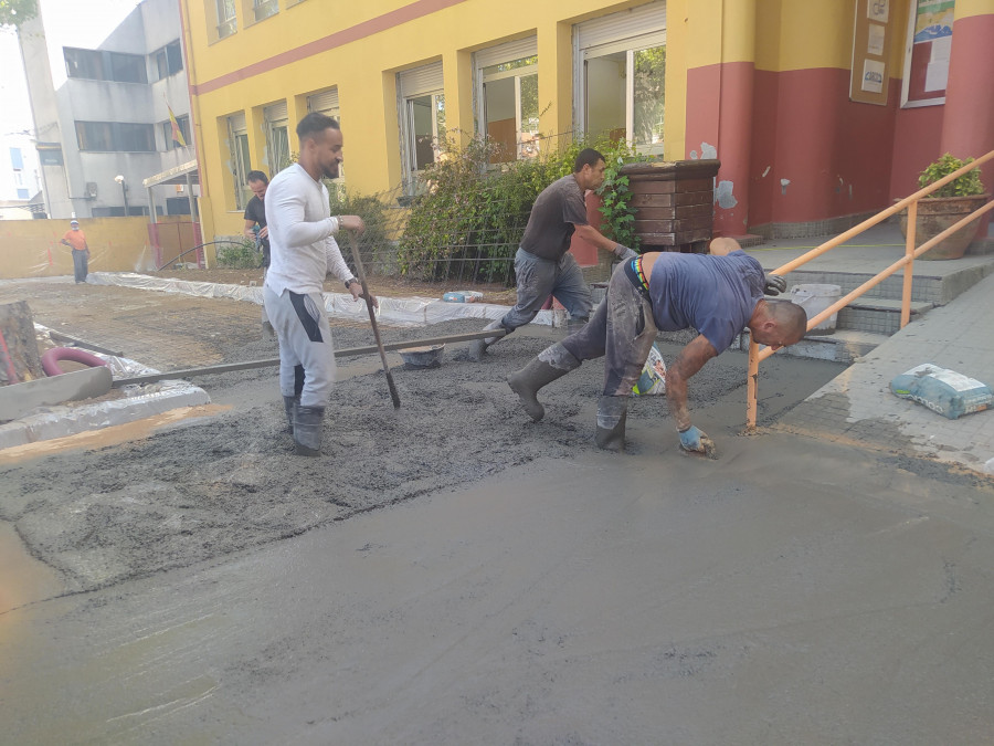 Los concellos acometen la puesta a punto de los colegios para poder iniciar hoy las clases en la zona