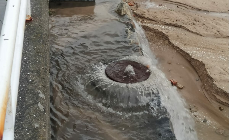 Un fuerte aguacero de seis minutos inunda calles, plazas y locales y desborda alcantarillados en Ribeira