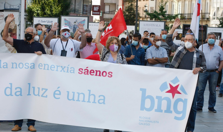 Los arousanos salen a la calle contra la “estafa” de la luz y piden “soberanía para a nosa enerxía”