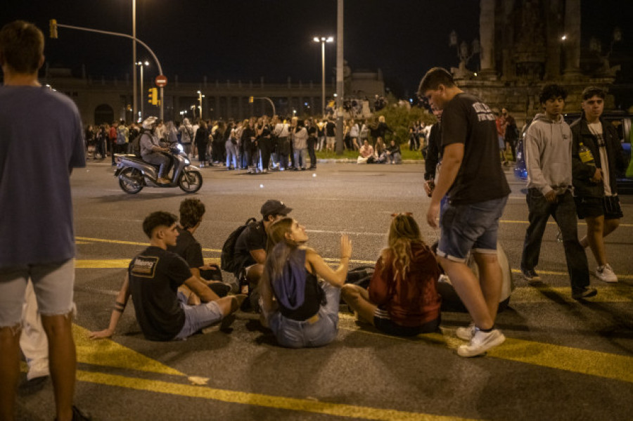 Un botellón con 40.000 personas en la plaza España de Barcelona se salda con 43 heridos