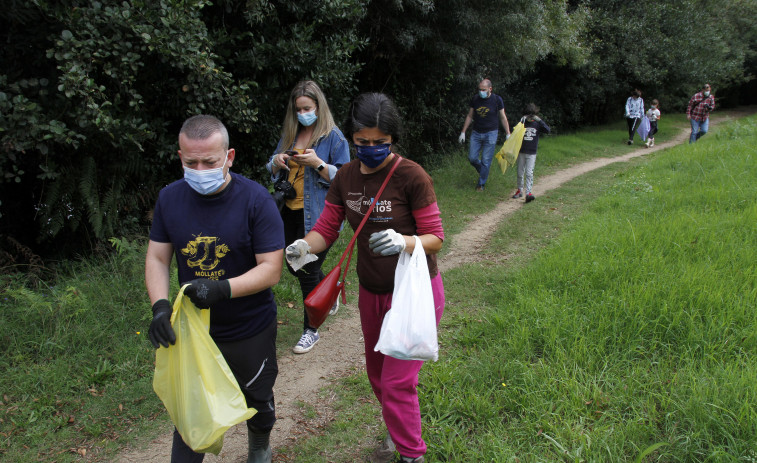 La Limpeza Simultánea de Ríos retira del Umia plásticos, ladrillos, uralita y una rueda