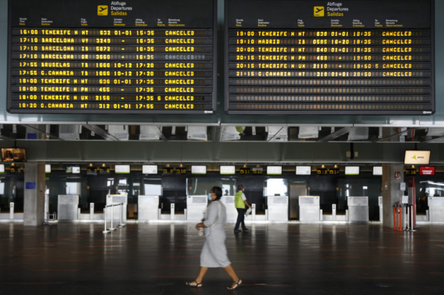 La ceniza caída en la pista deja inoperativo el aeropuerto de La Palma