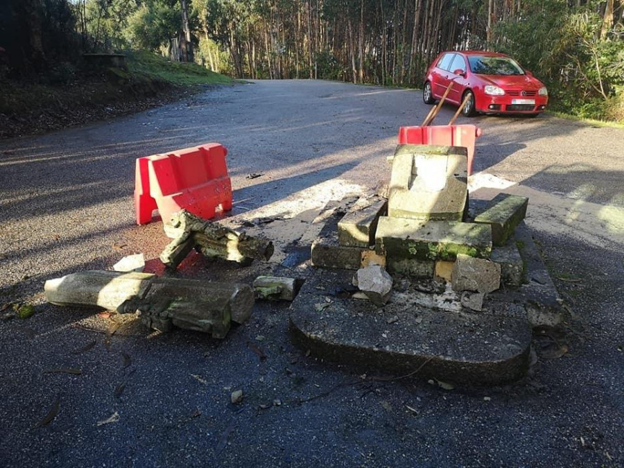 El cruceiro de la iglesia meisina de San Tomé queda destrozado tras recibir el fuerte golpe de un vehículo