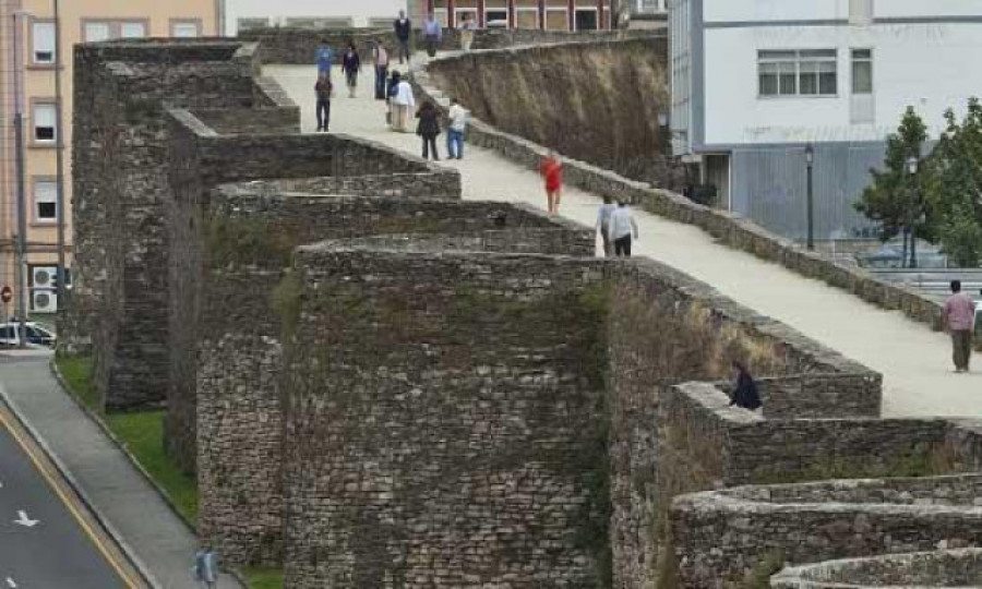 Sale de la UCI la joven transexual arrojada desde la Muralla de Lugo