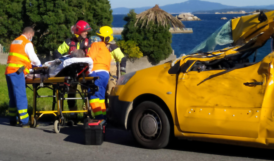 El conductor de un vehículo que acabó volcado en un accidente en A Ameixida dio positivo en drogas